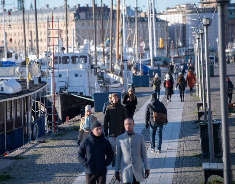 Rootslased jalutamas 20. novembril 2020 Stockholmis. Maske näha ei ole
