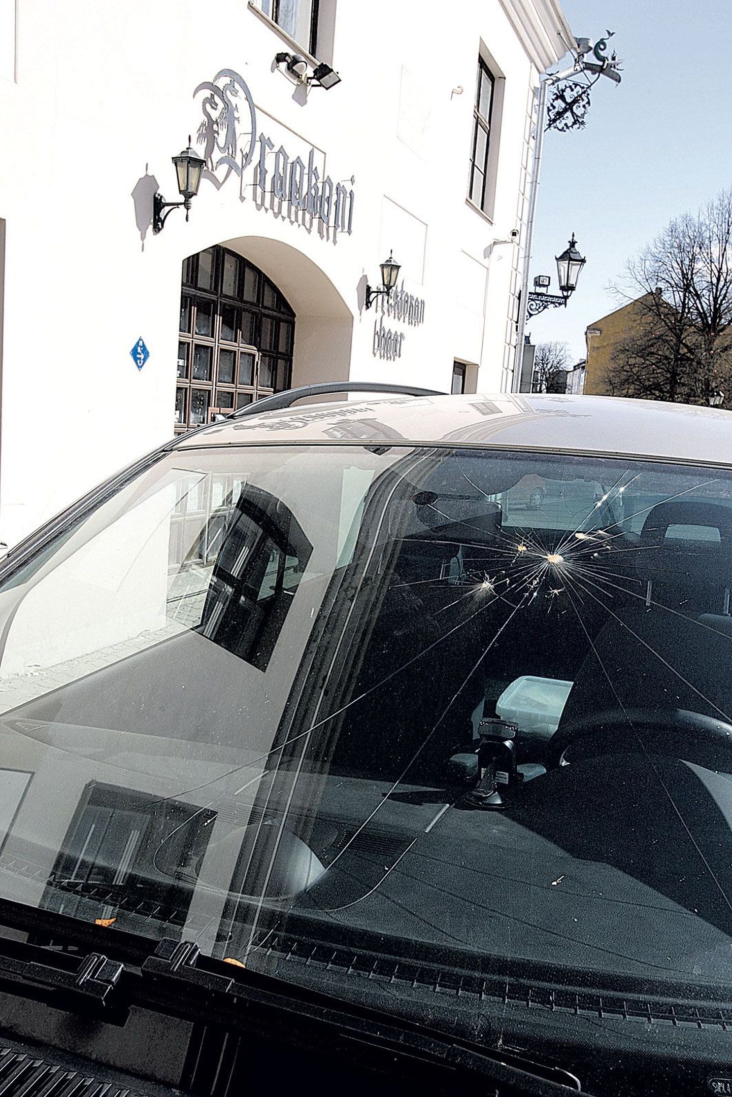 Draakoni hotelli maja katuselt kukkunud kivi purustas Ford Galaxy esiklaasi viiest kohast.