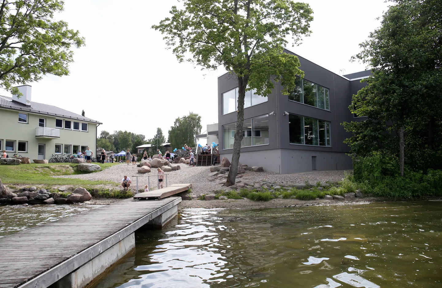 Jääajakeskus asub Saadjärve kaldal.