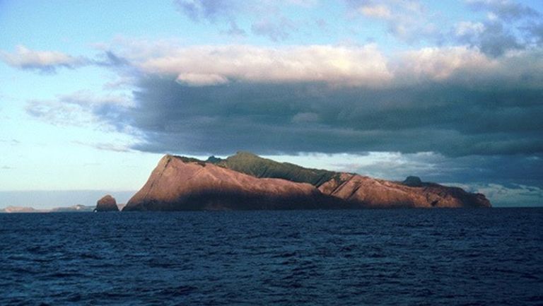 Vējainā Masatjeras sala Huana Fernandesa arhipelāgā, 650 km no Čīles krastiem. Kopš 1966. gada tās oficiālais nosaukums ir Robinsona Krūzo sala 