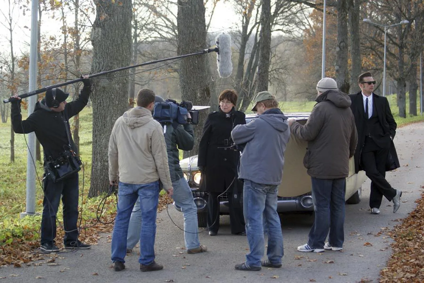 Filmitakse «Kättemaksukontori» reklaamklippi. Tavalisel võttel ümbritseb tegelasi veel suurem arv tehnilisi töötajaid.