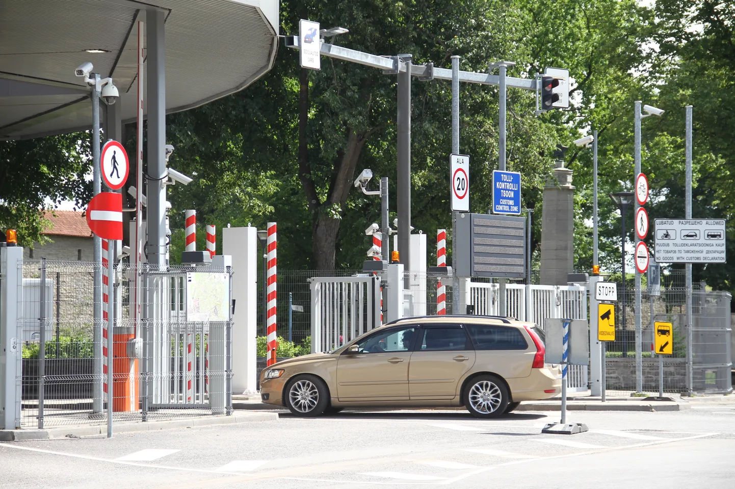 Автомобиль въезжает в нарвский погранпункт, чтобы проехать в Россию. В июле 2020-го из Эстонии через Нарву выезжали не более 20 легковых автомобилей в сутки.
