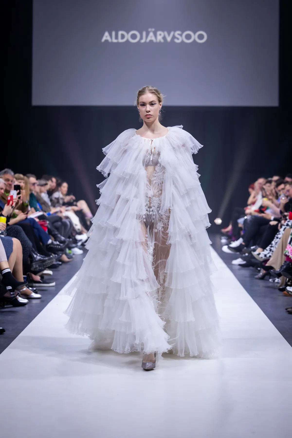 Aldo Järvsoo / Embassy of Fashion. Miks mitte täiendada erilist päeva ja õrna kleiti luksusliku ja volüümika keebi või mantliga?