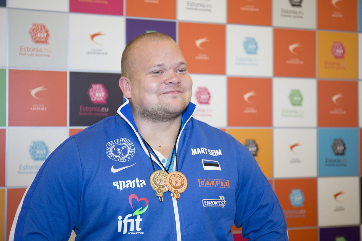 Rõõmsameelne medalimees Mart Seim sai eile Tallinna lennujaamas demonstreerida MMil võidetud üliraskekaalu pronksmedalit ja tõukamises võidetud nö väikest hõbemedalit.