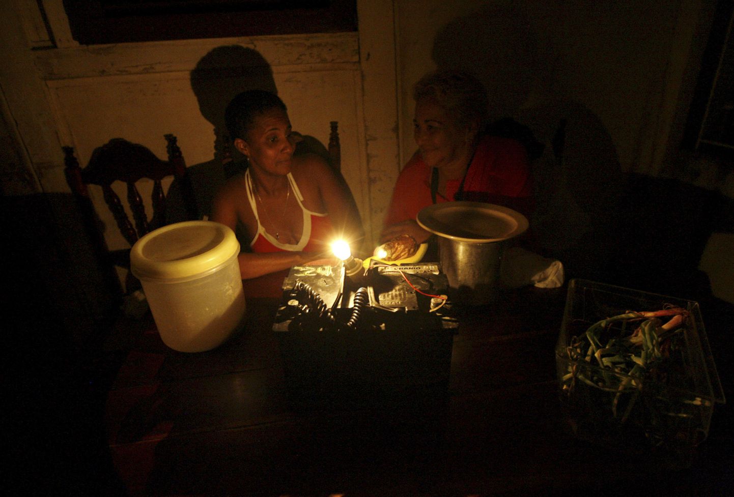 Naine oma kodus Platanitos, kus siiani ei ole elekter tagasi tulnud.