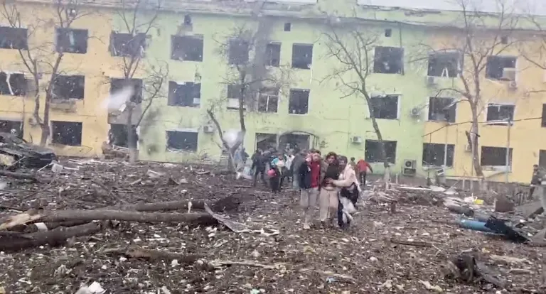 Обстрел роддома в Мариуполе. Эвакуация людей после обстрела. 9 марта 2022 года.