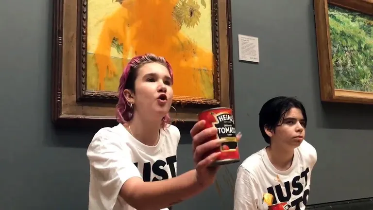 Экоактивисты залили томатным супом картину "Подсолнухи" Ван Гога в Лондонской галерее