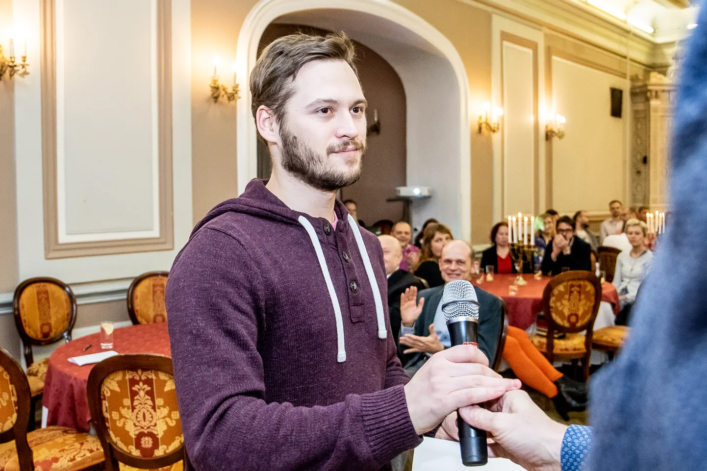 APLAUSI VÄÄRT: Pressipreemiate väljaandmisel selgitas Joosep Tiks kolleegide ees veidi ka seda, kuidas nn Kanuti noortekampade lood temani jõudsid.