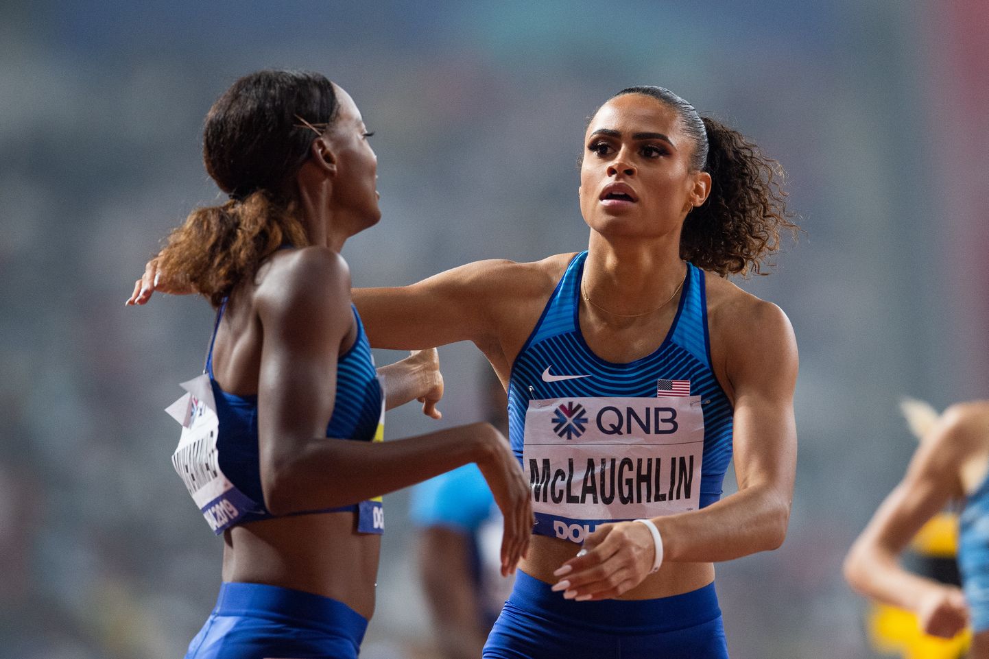 Sydney McLaughlin (paremal) embamas Doha MMil värsket ilmatšempionit ja maailmarekordinaist Dalilah Muhammadit.
