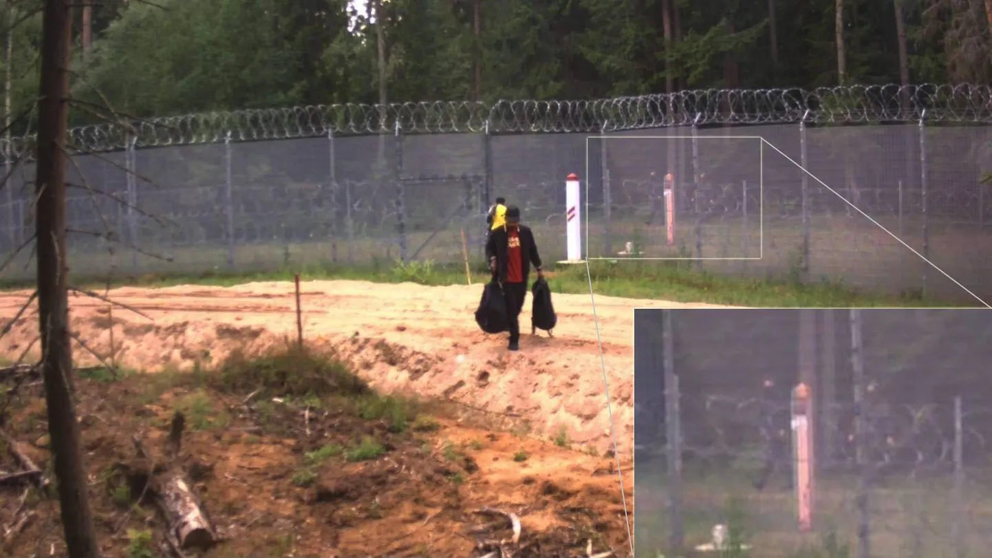 Провокация на границе: нелегалы проникли в Латвию через ограждение.