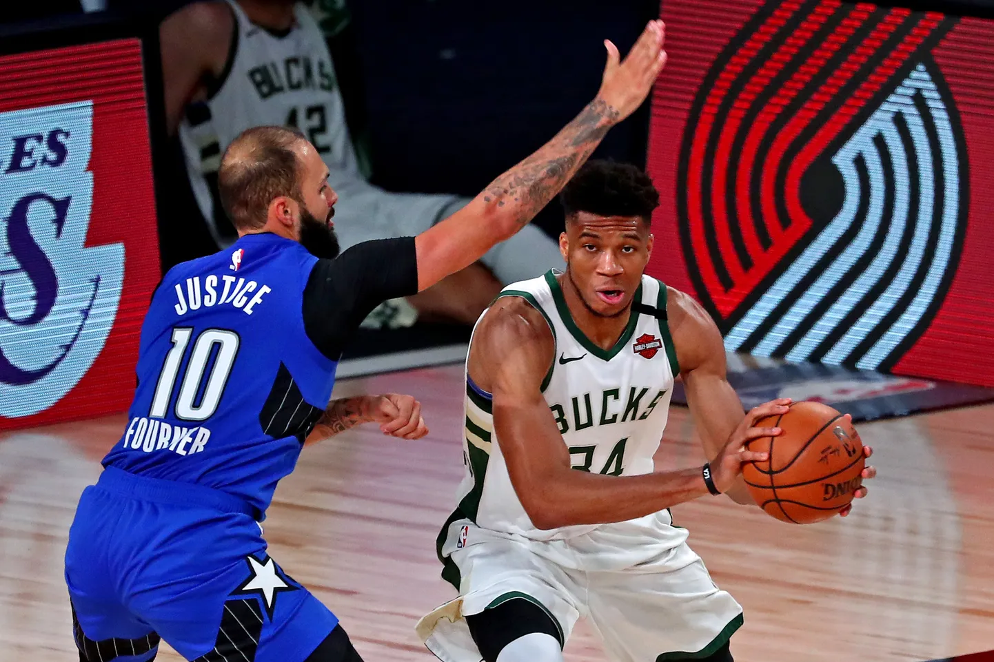 Milwaukee Bucksi superstaar Giannis Antetokounmpo (palliga).