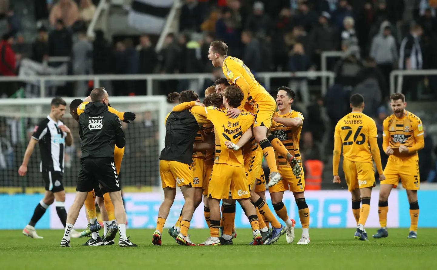 Cambridge Unitedi mängijad võitu tähistamas.