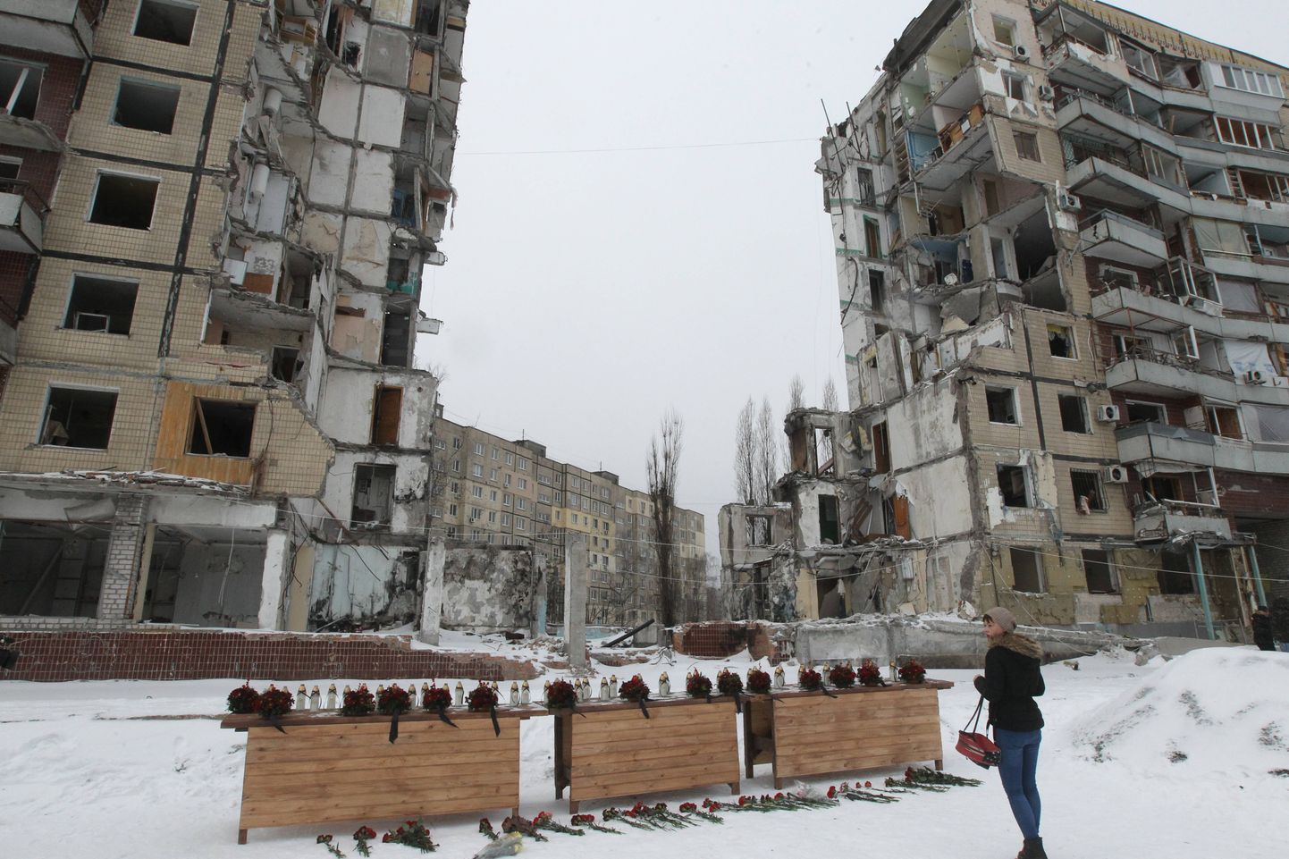 Ida-Ukrainas Dnipros Vene raketirünnakus kannatada saanud hooned, mille juurde toodi hukkunute mälestuseks küünlaid ja lilli. Foto on tehtud 14. jaanuaril 2024