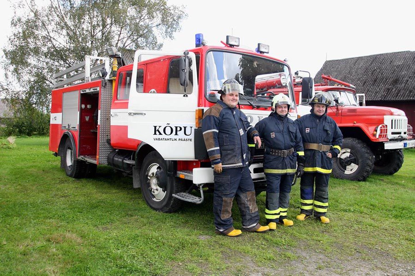 Kõpu tuletõrjeseltsi vabatahtlikud (vasakult) Martin Klamp ja Timo Vreimann ning komando pealik Tõnu Vreimann said möödunud nädalal endale kolmanda tuletõrjeauto. Volvo (vasakul) pärineb 1983. aastast ja on seega vanem kui senine, 1990. aastal registreeritud päästeauto.