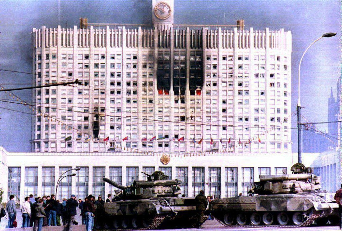4. oktoobril 1993 tehtud fotol seisavad parlamendihoone ees armee tankid, mis olid ustavad president Boriss Jeltsinile.
