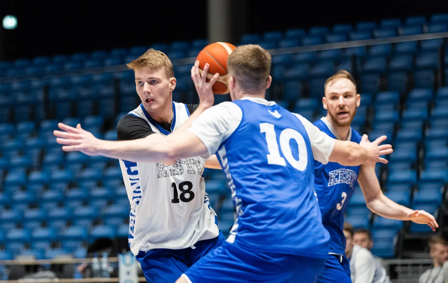 Kaspar Treier (palliga) Eesti koondise treeningul.