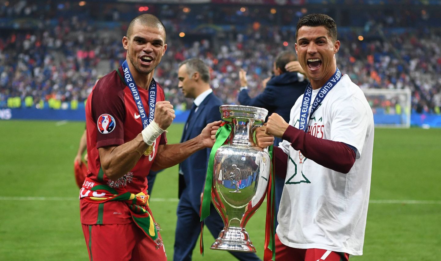 Portugali koondislased Pepe ja Cristiano Ronaldo poseerimas 10. juulil 2016 Pariisis Stade de France’il EMi võidukarikaga.