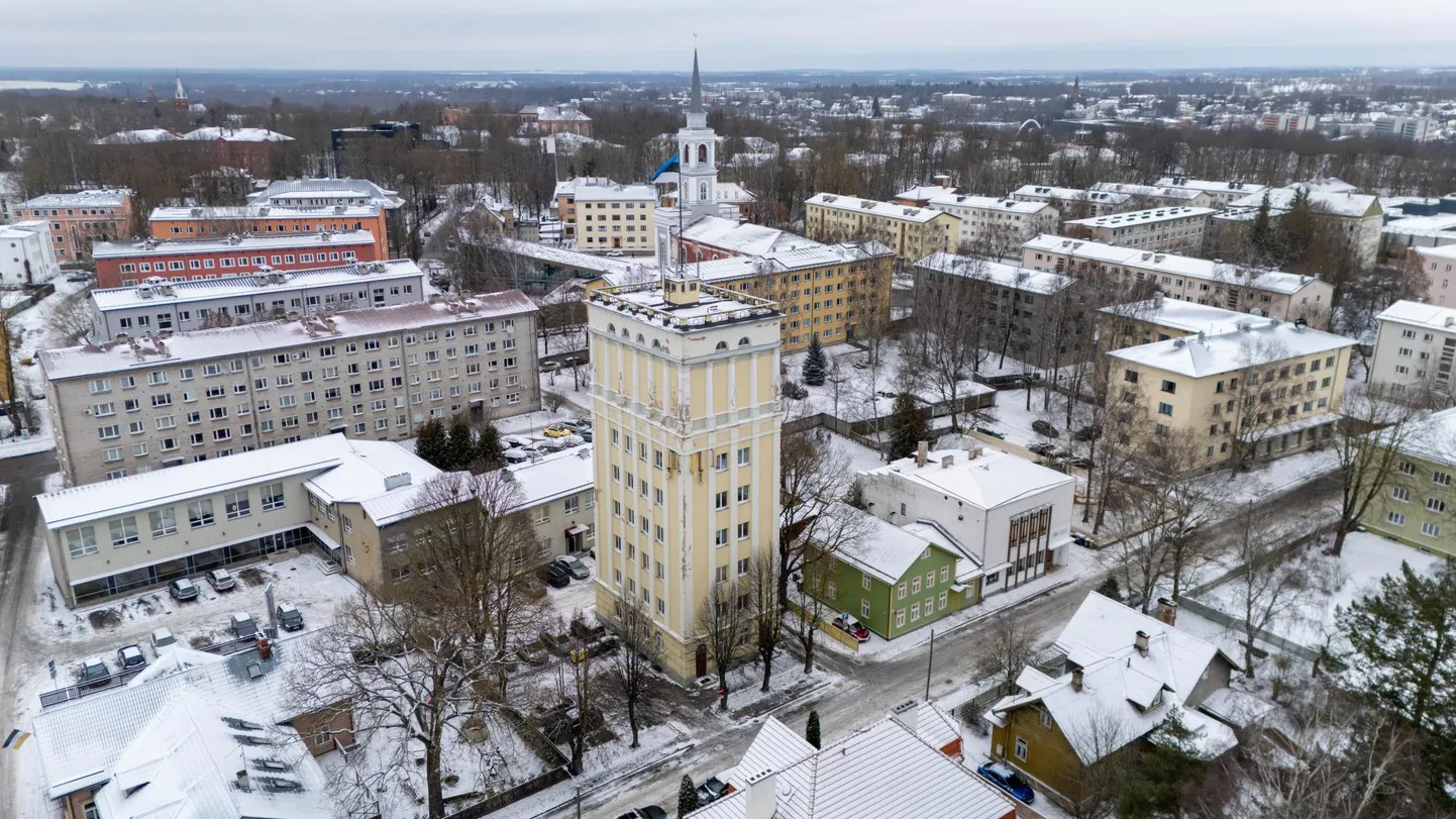 Õpetaja 9a büroohoone vana veetorni taga on seni välja renditud äridele. Maja omanik loodab selle tulevikus ümber ehitada üürikortereiks.