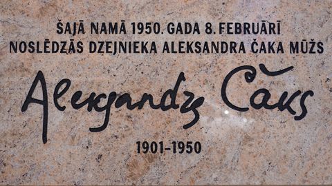 FOTO ⟩ Rīgā atklāta piemiņas plāksne Aleksandram Čakam