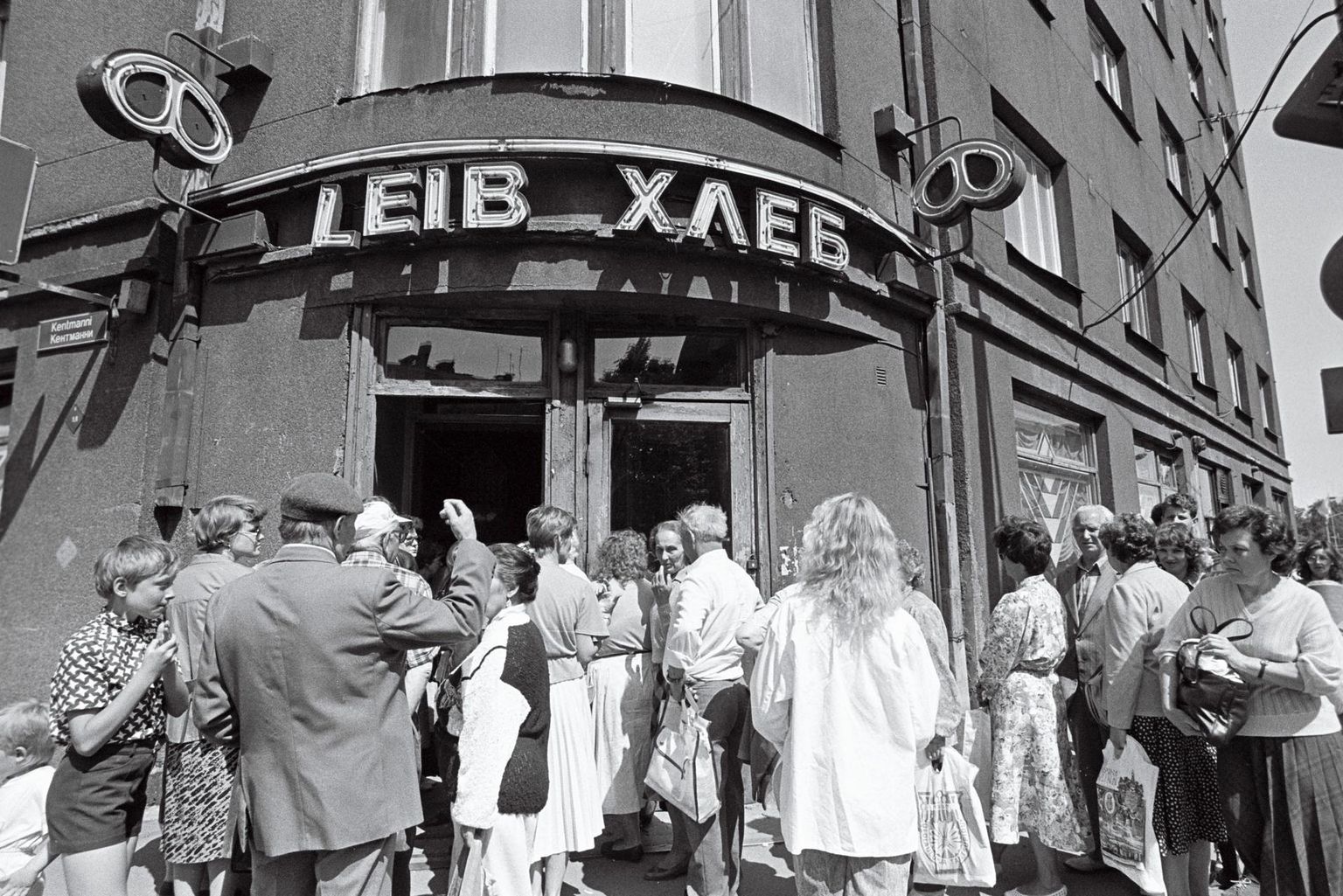 Viimased ostud rublade eest – 19. juuni 1992 – järjekord Tallinnas Liivalaia ja Kentmanni tänava nurgal asunud leivapoe ees.