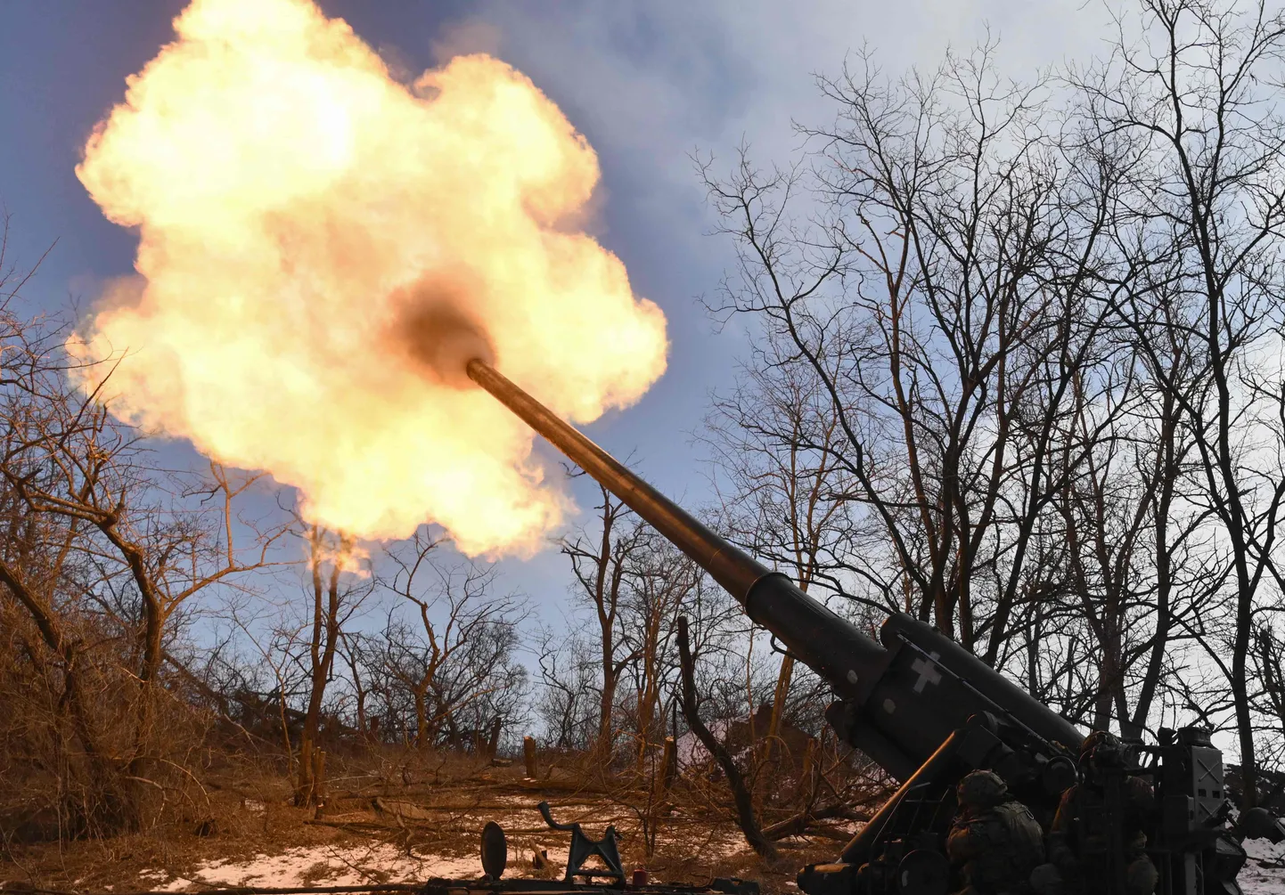 Ukrainlased ei ole teadaolevalt Kurskis kotti jäänud ja taganevad organiseeritult. Fotol tulistab Ukraina suurtükk Venemaa positsioone Donetskis.