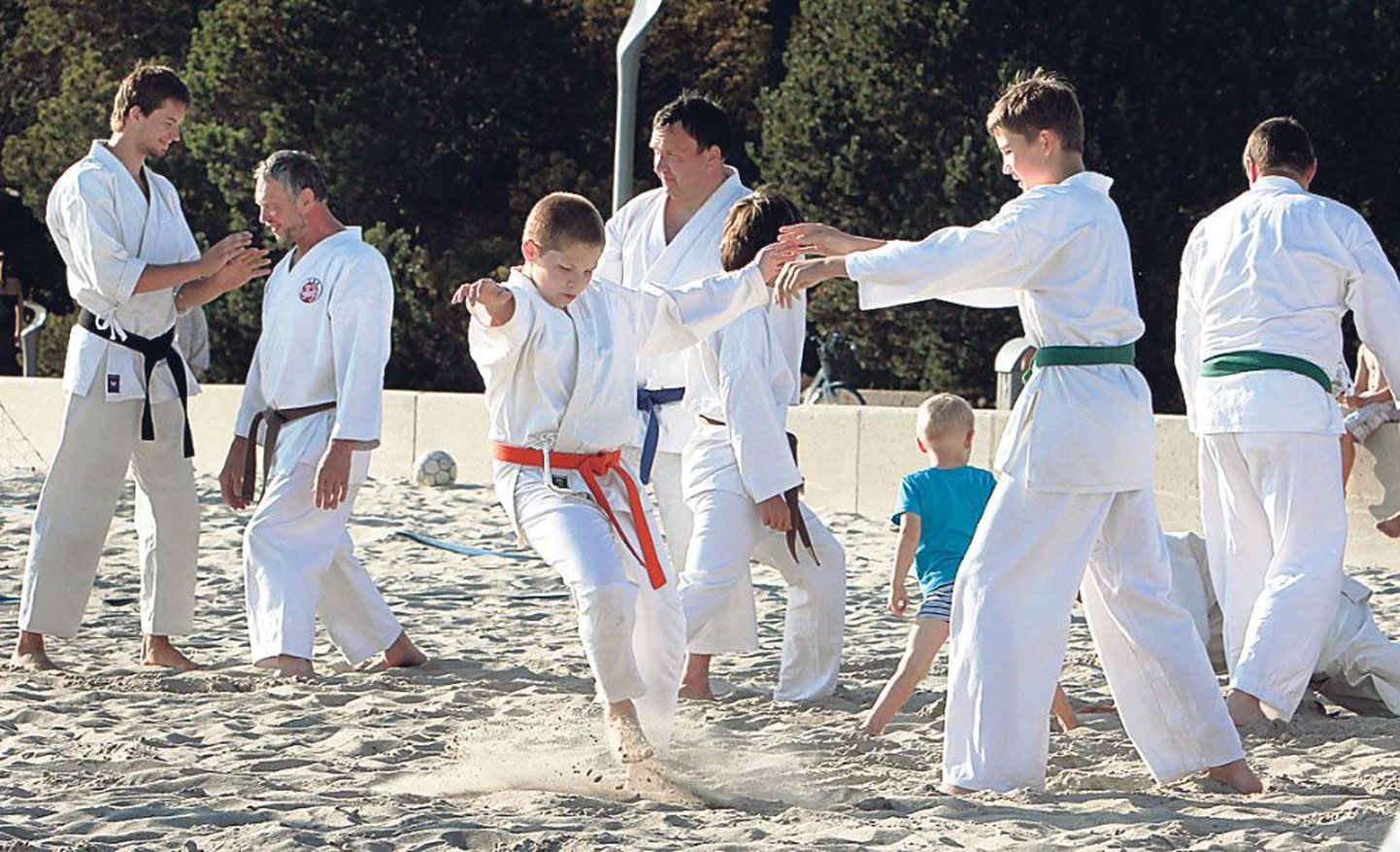 Pärnu rannas toimub karated tutvustav suvekool.