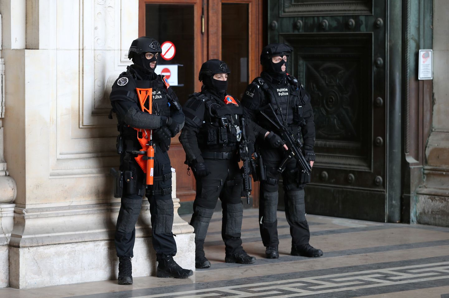 Belgia eriüksuslased islamisti protsessi ajal kohtuhoonet turvamas.