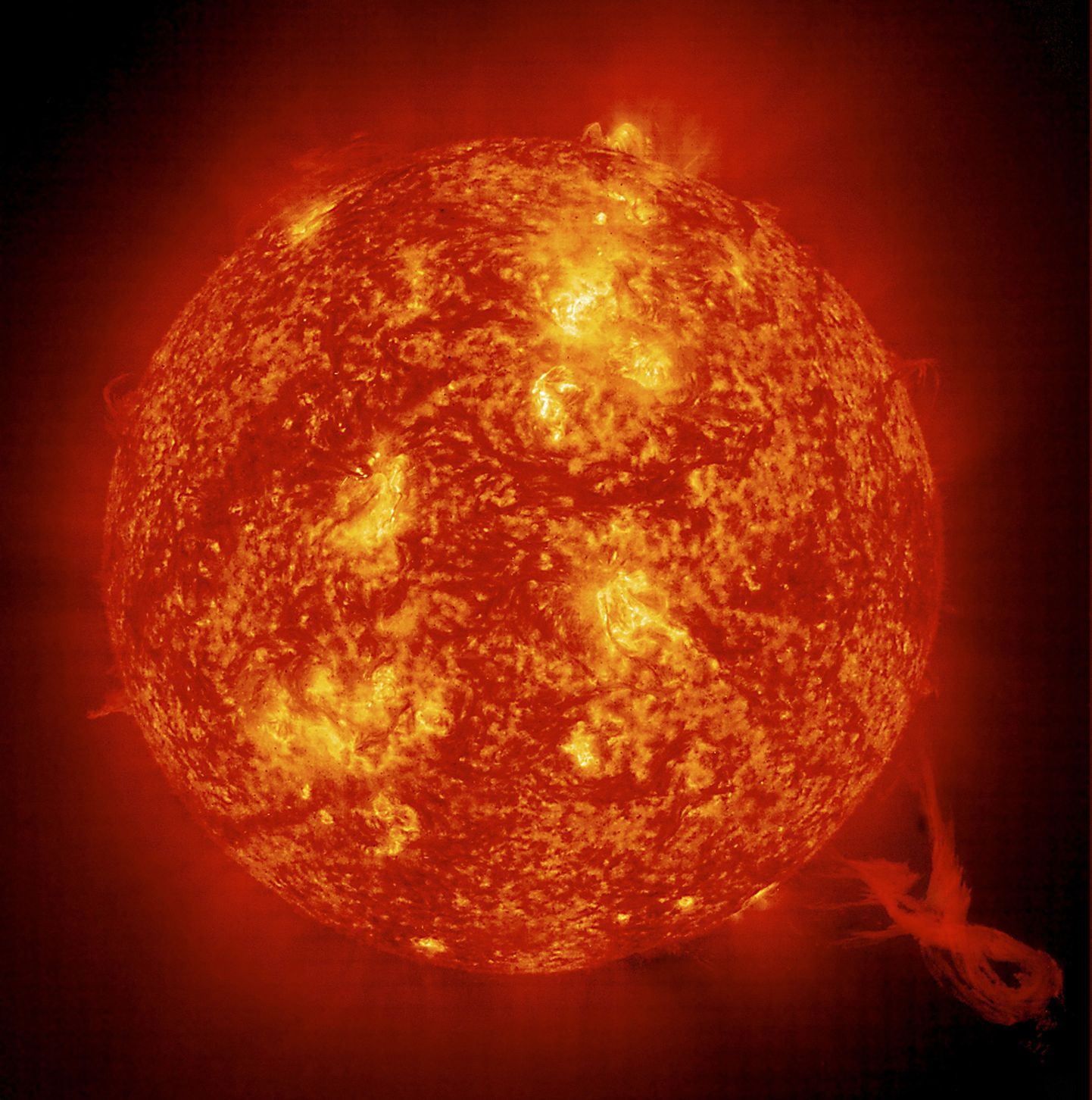 Фотография выбросов плазмы на солнце, сделанная учеными NASA.