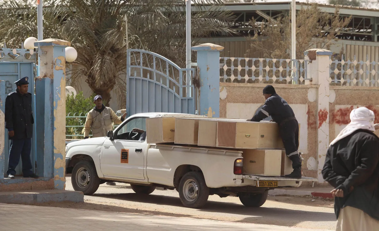 Tühjade kirstudega auto Alžeerias In Amenases asuva haigla juures. Kirstud on mõeldud pantvangikriisi ohvritele.
