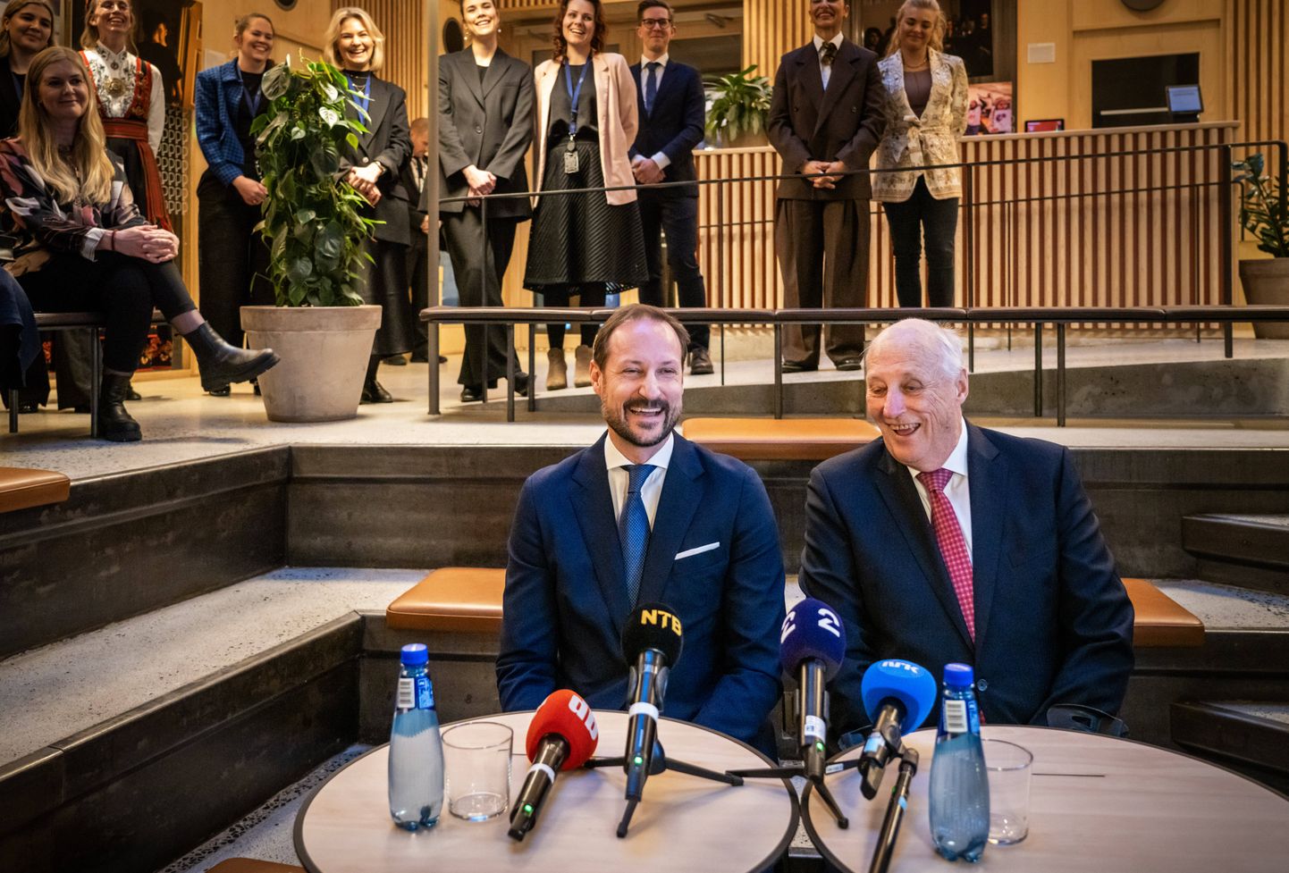 Norra kuningas Harald V ja kroonprints Haakon külatasid 23. jaanuaril 2024 Oslos Norra meedia faktide kontrollimise lehekülje faktisk.no toimetust.