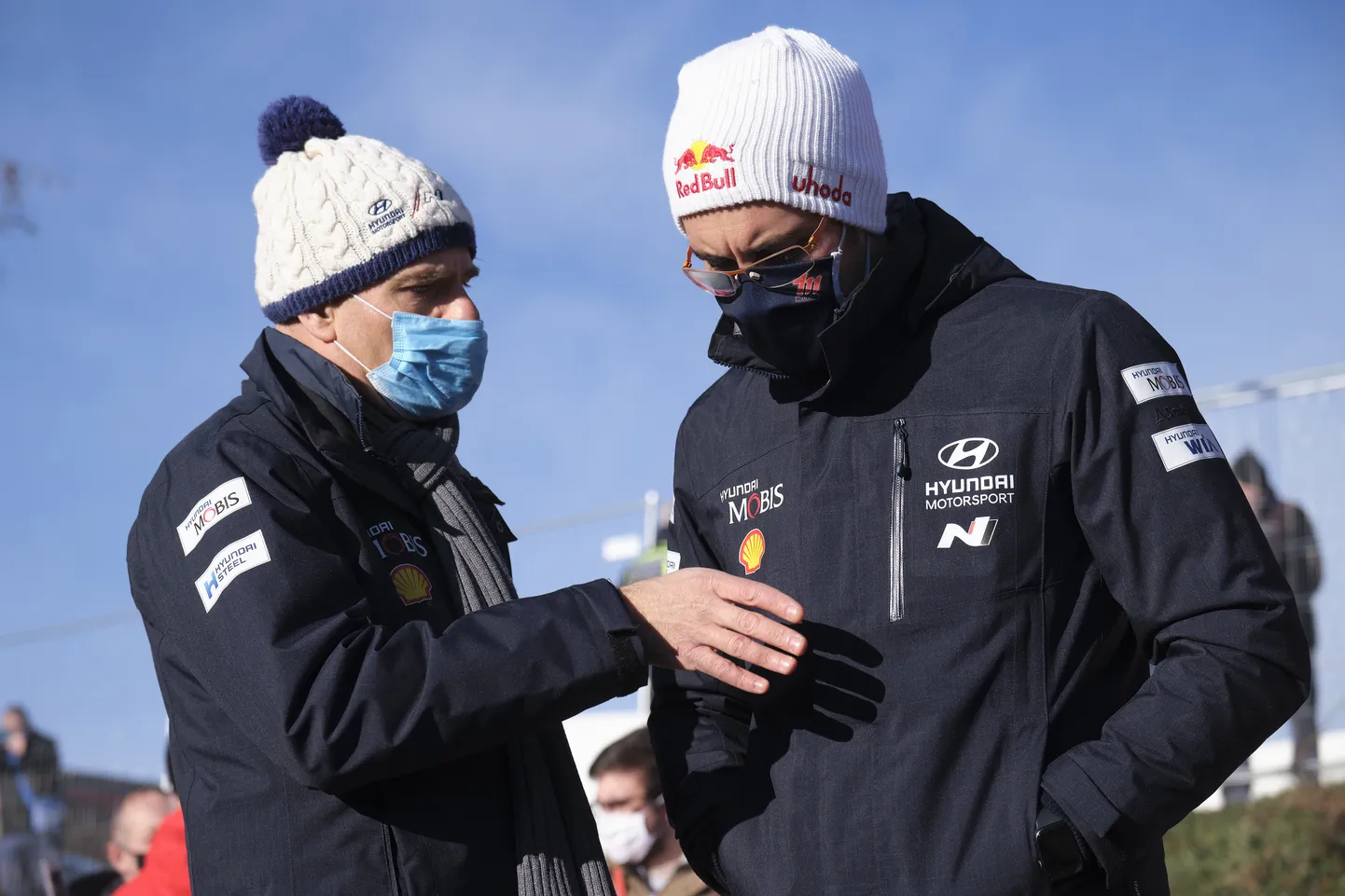 Andrea Adamo (vasakul) ja Thierry Neuville.