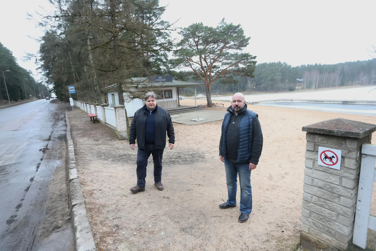 MTÜ Elva Elama liige Toomas Laatsit ja Juhani Jaeger (Isamaa) seisavad Elvas Verevi rannas. Nende selja taha plaanib vald ehitada 2120 ruutmeetri suuruse linnaujula.
