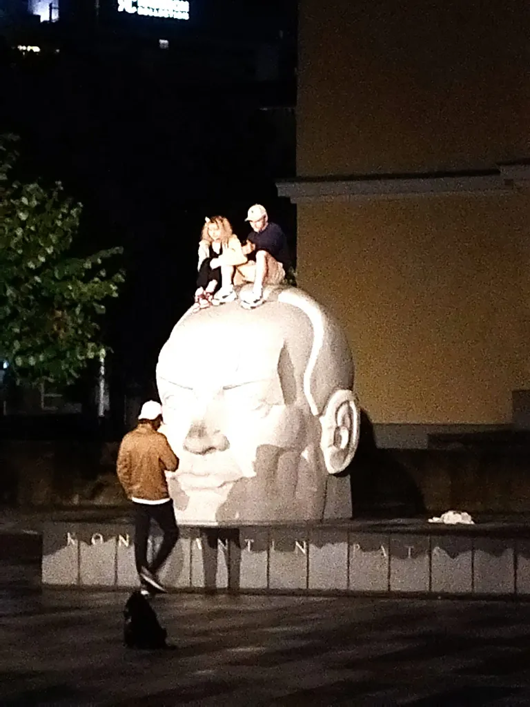 Konstantin Pätsi mälestusmärgil istuvad inimesed