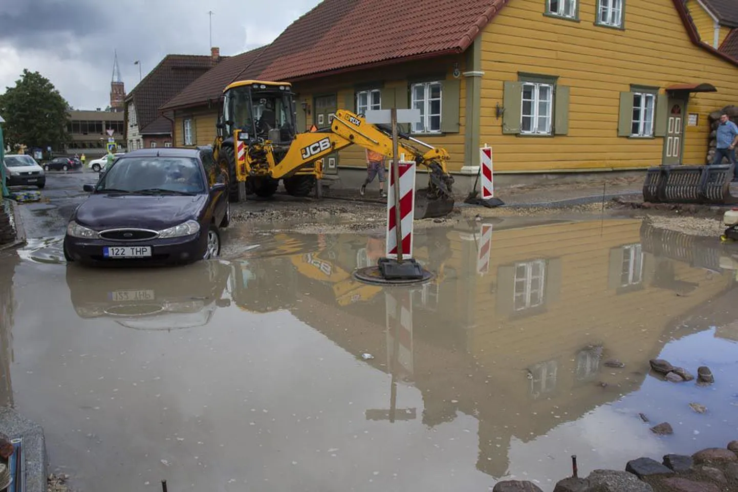 Kolmveerand ühe paiku oli Kauba ja Väike-Turu tänava ristumiskohas umbes paarikümne sentimeetrine veekiht.