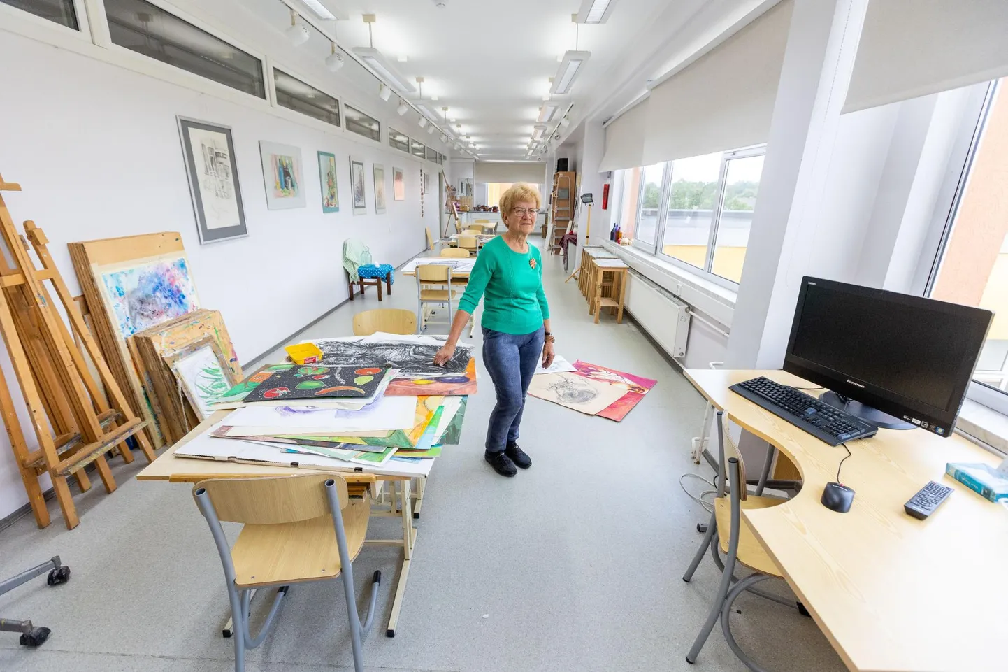 Paide kunstikooli klassid ja õpetajad ootavad õpilasi, et uuele õppeaastele vastu minna. Mare Olevi käe all saavad nii lapsed kui täiskasvanud õppida maalimist.