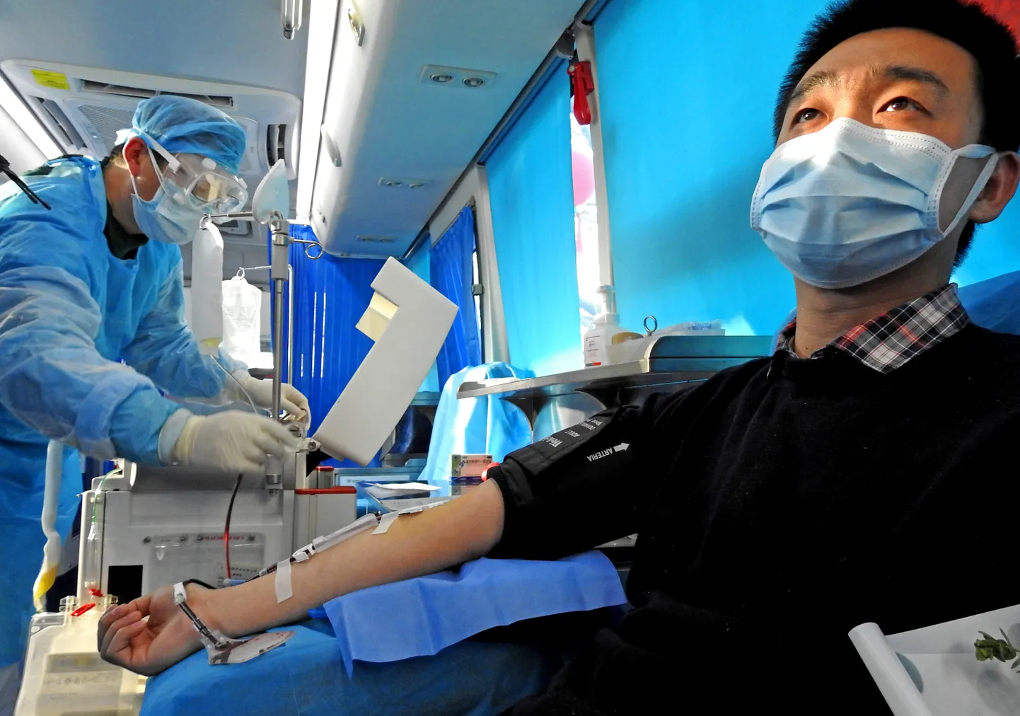 Hiina uuest koroonaviirusest paranenud patsient loovutab verd, et tema vereplasmat saaks kasutada ohtlikus seisundis haigete raviks.