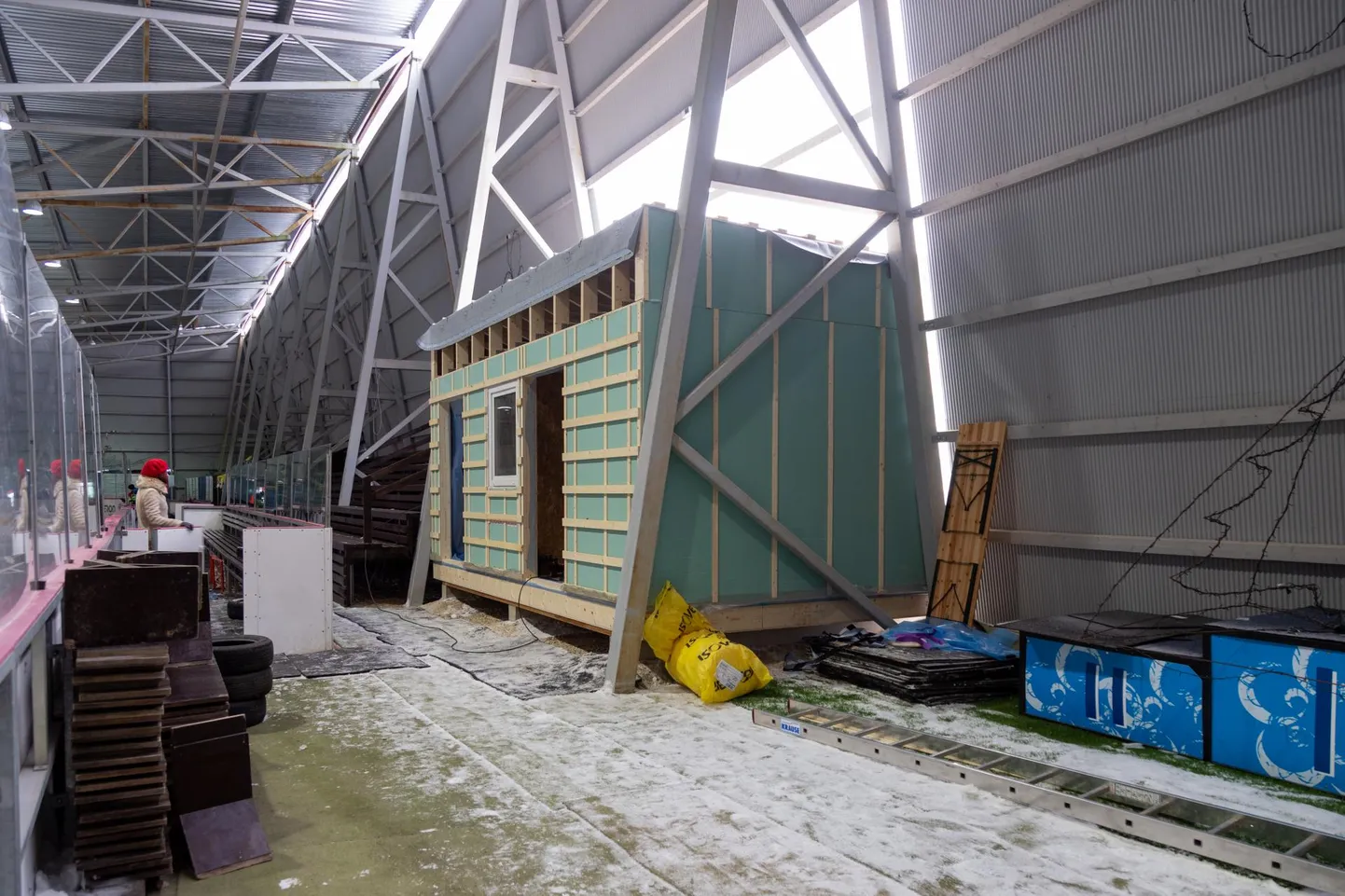 Viljandi jäähall saab uue elementmaja, kuhu tulevad riietusruum, neli duširuumi ja kaks tualetti.