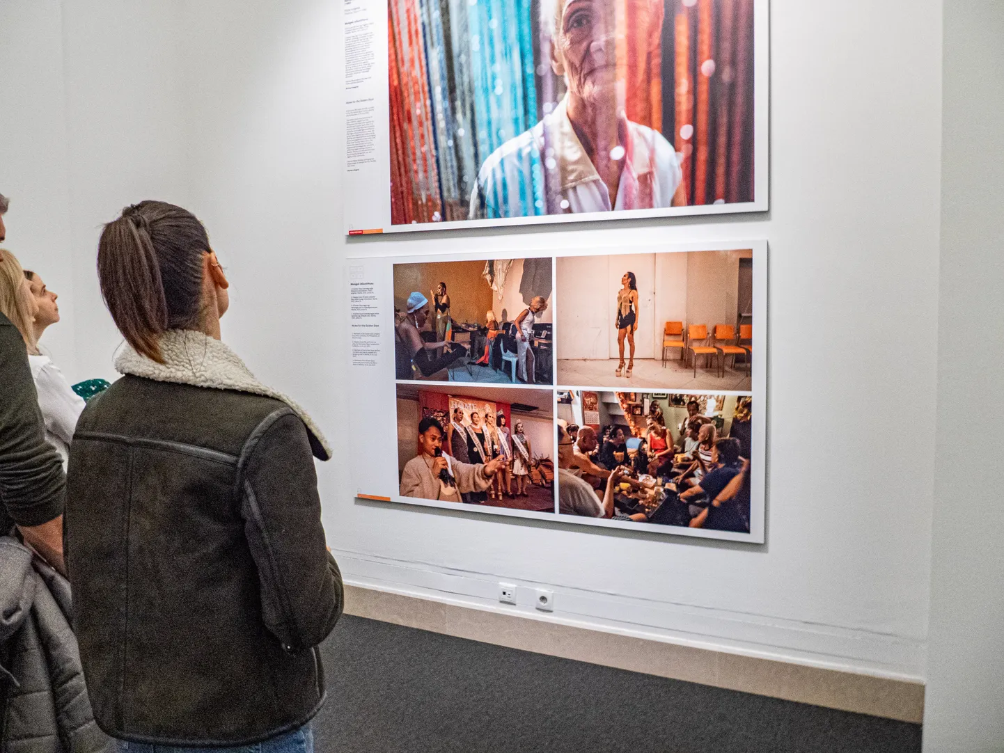 Ungari rahvusmuuseumi külastajad vaatavad maailma pressifoto näitusel LGBTQ-teemalisi pilte, mis viisid muuseumijuhi vallandamiseni.