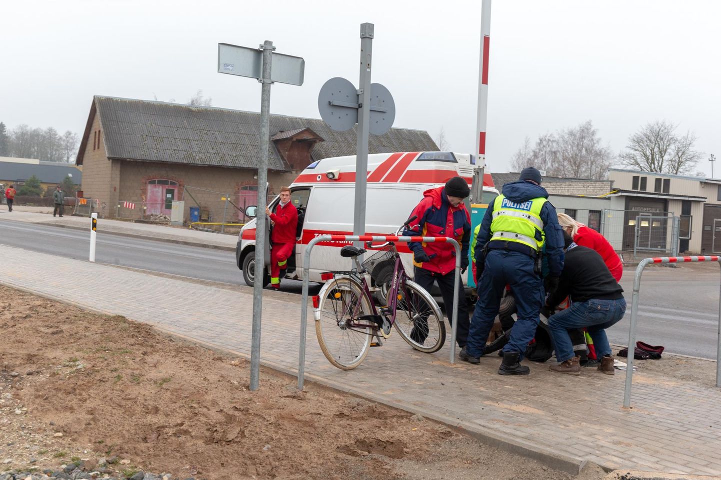 Naine kukkus jalgrattaga libedal kivisillutisel Kantreküla raudteeületuskoha ees ega tõusnud enne, kui kiirabi oli kohale jõudnud.