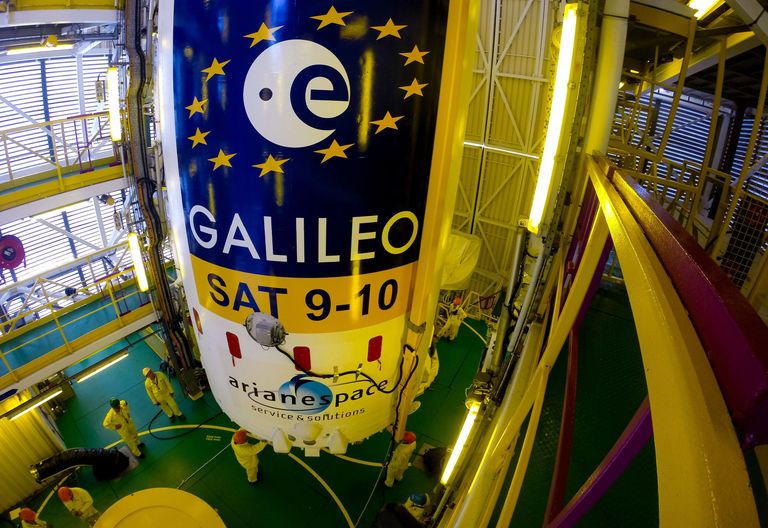 Galileo mooduli kinnitamine kanderakett Soyuzile.