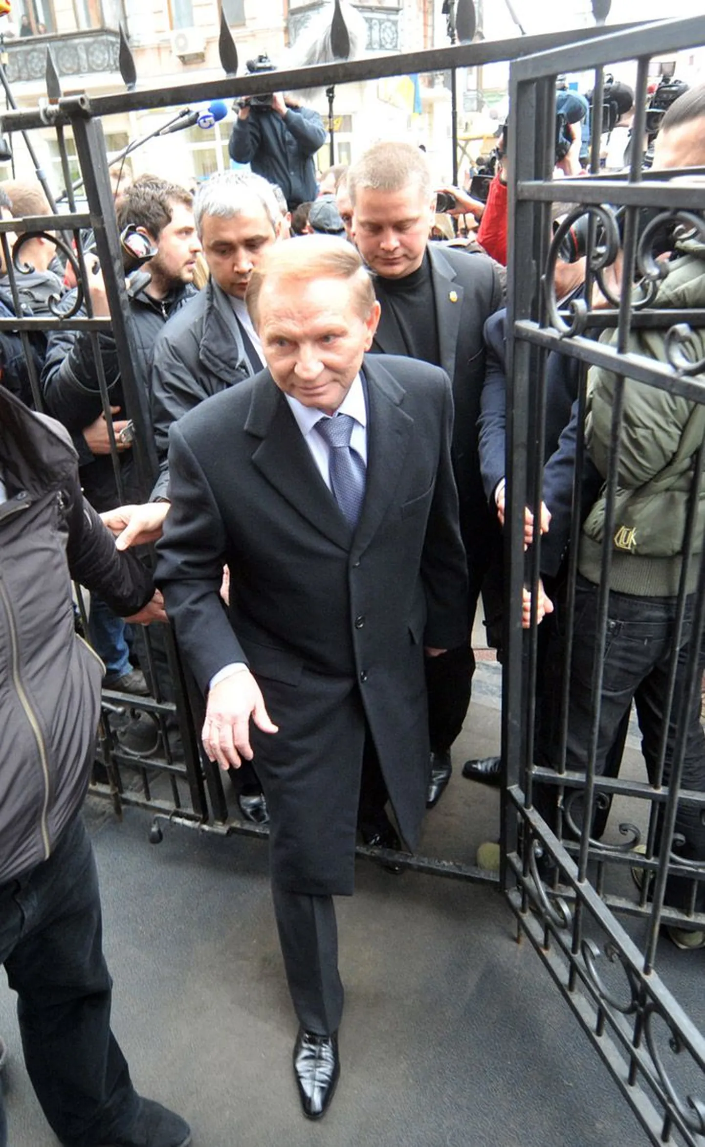 Ukraina endine president Leonid Kutšma eile peaprokuratuuri ülekuulamisele saabumas.
