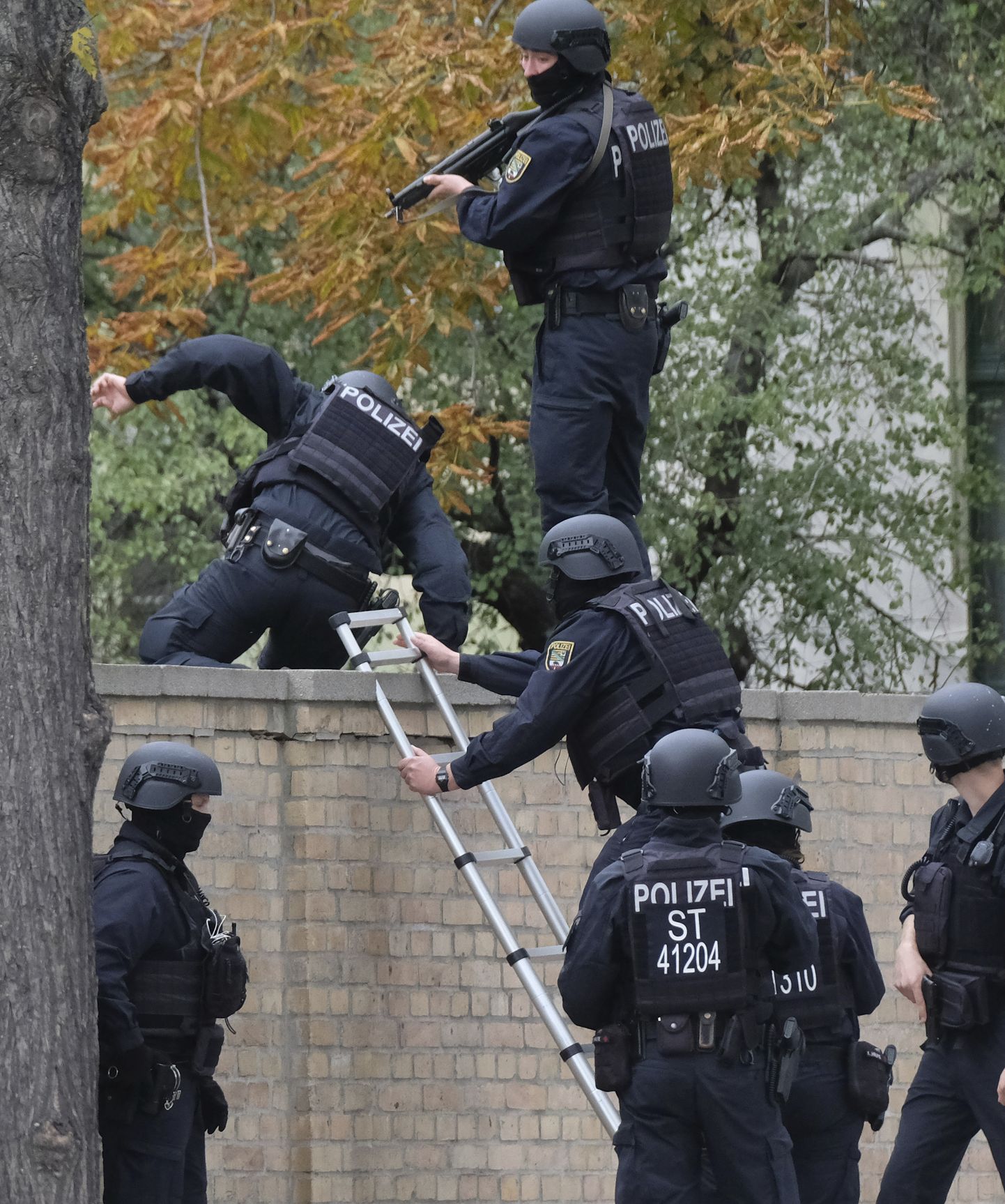 Politseinikud Halle linnas.