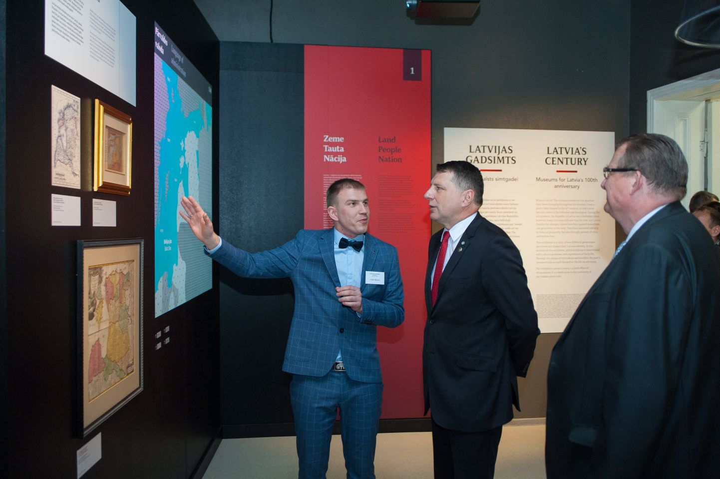 Näitus „Läti läbi aastasaja“ ootab külastajaid Läti Ajaloomuuseumis aadressil Vabaduse puiestee (Brīvības bulvāris) 32 Riias. Pildil külastab muuseumi Läti president Raimonds Vējonis.