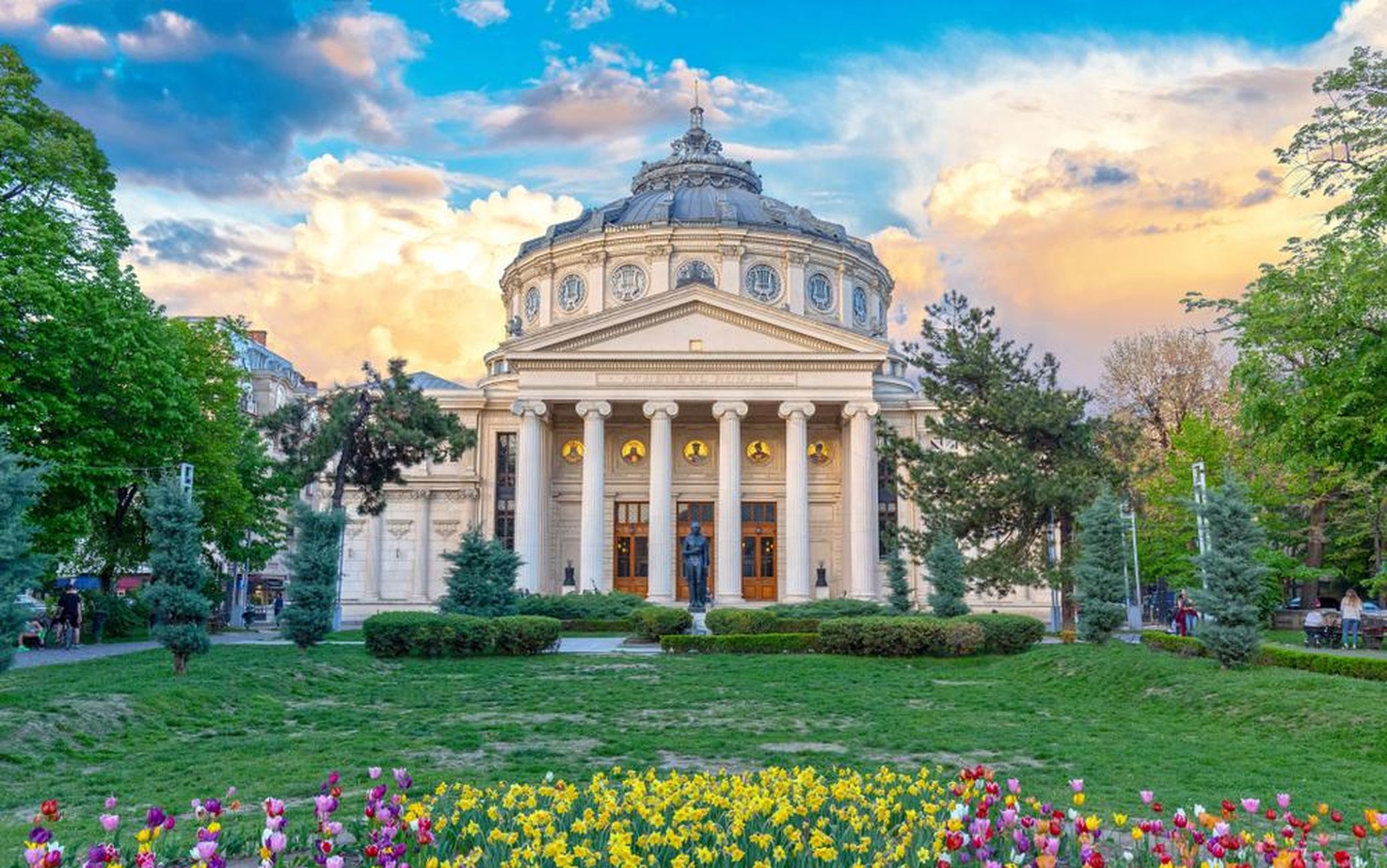 Kontserdimaja Athenaeum Bukaresti kesklinnas.