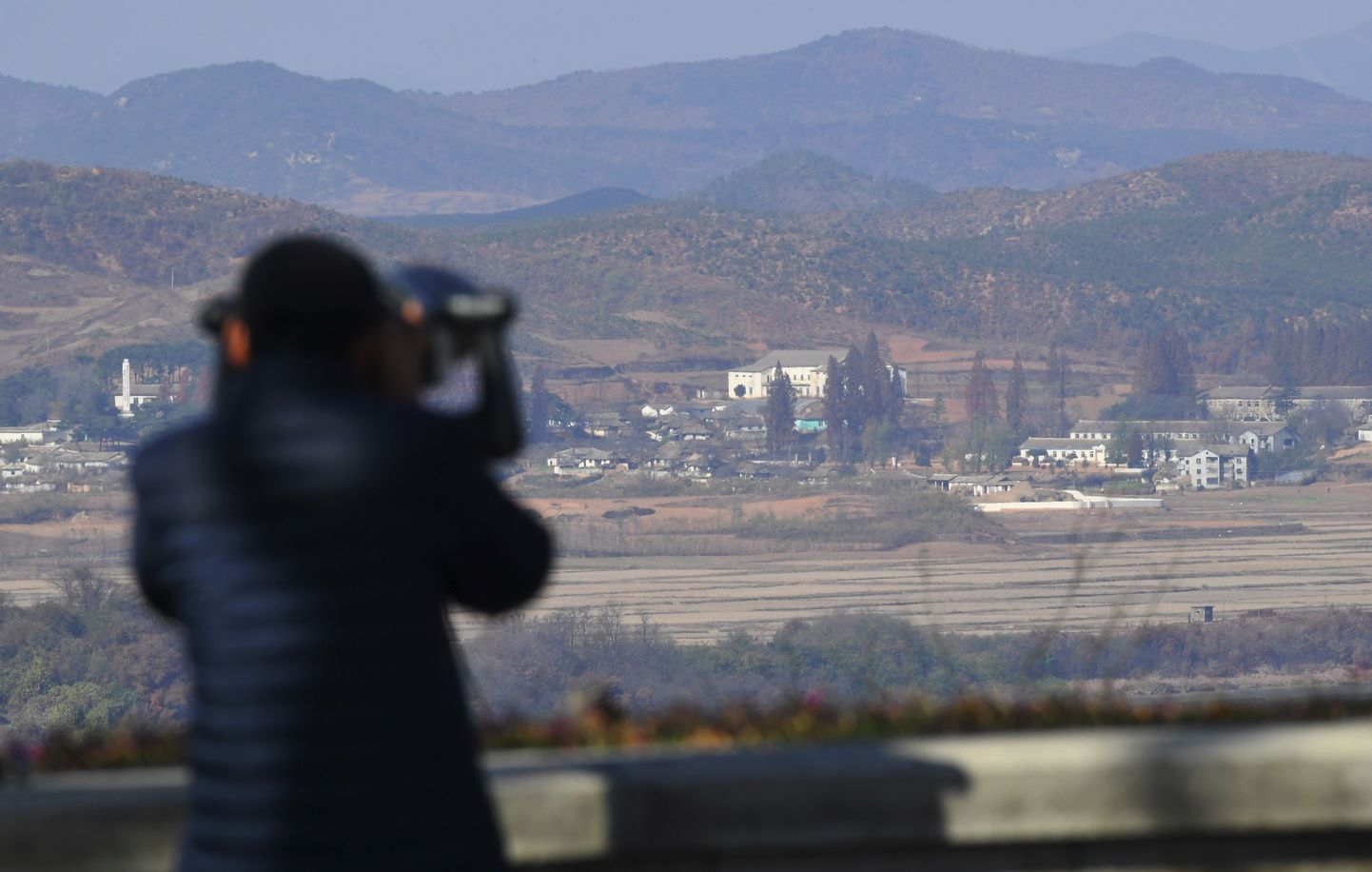 Vaade Põhja-Koreale demilitariseeritud tsooni lähedalt Paju külast.