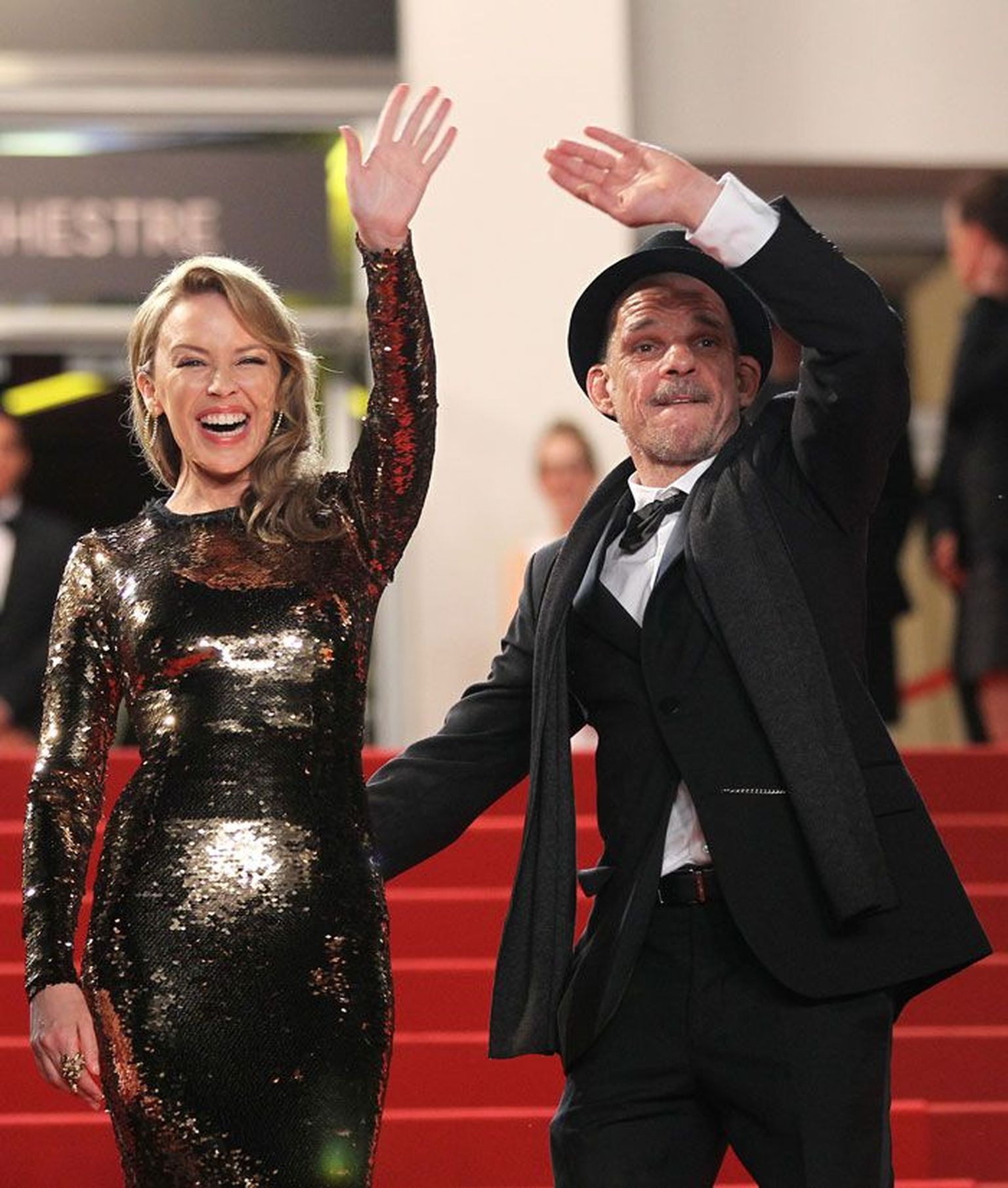Cannes’i punaselt vaibalt viipavad Kylie Minogue ja Denis Lavant.