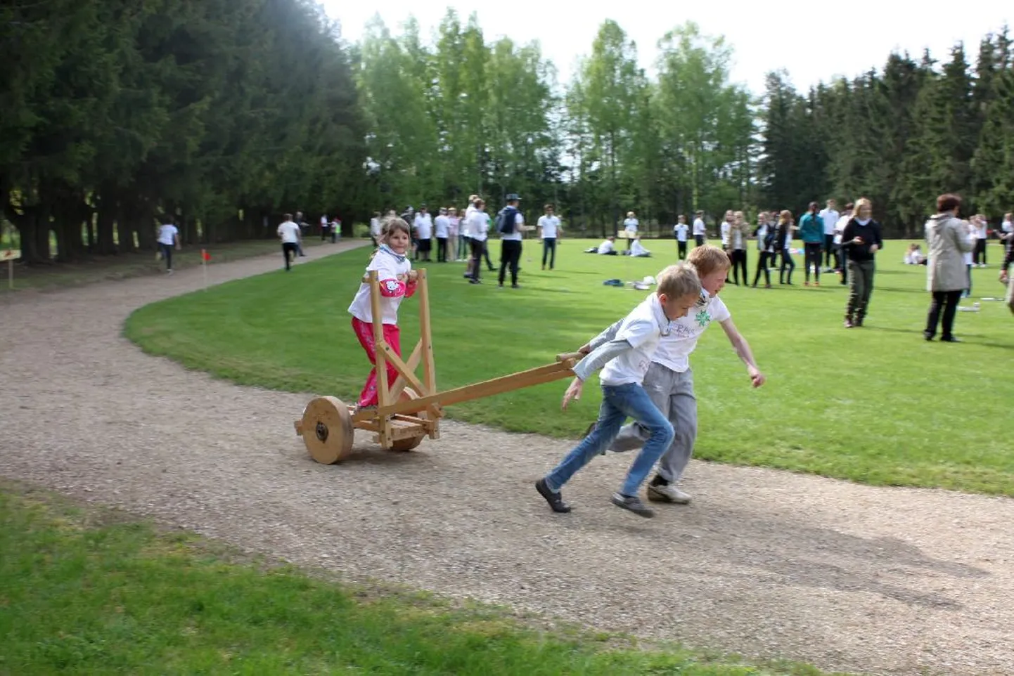 Kääpa kooli taga asuv spordiväljak läheb uuendamisele.