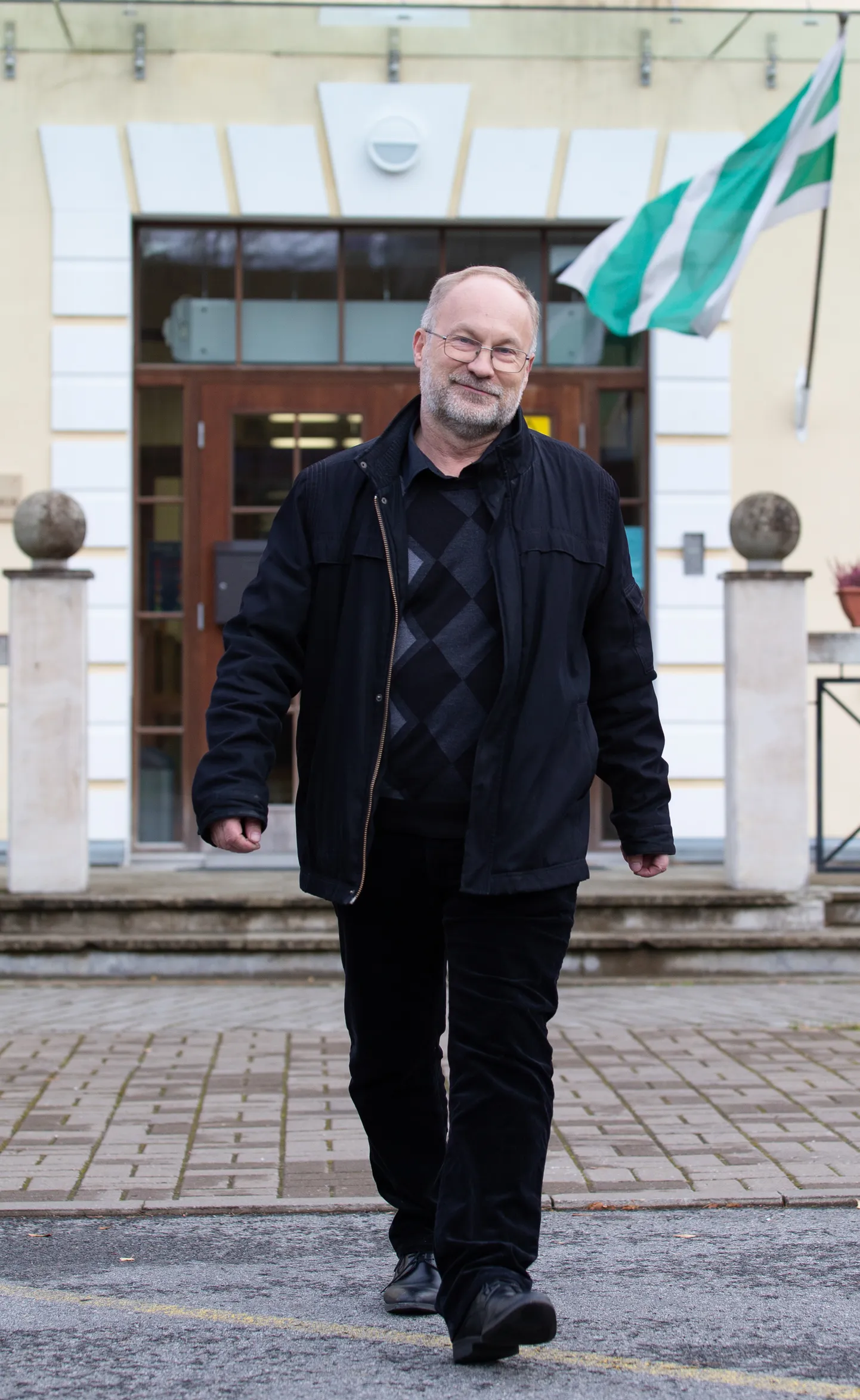Kui Vallo Reimaa 2007. aasta kevadel viimati Jõhvi volikogu esimehe kohalt lahkus, asus vallavõim veel Tsentraali keskuses. Äsjane valimisvõit võimaldab tal taas volikogu juhtima asuda, kuid nüüd juba uues vallamajas.