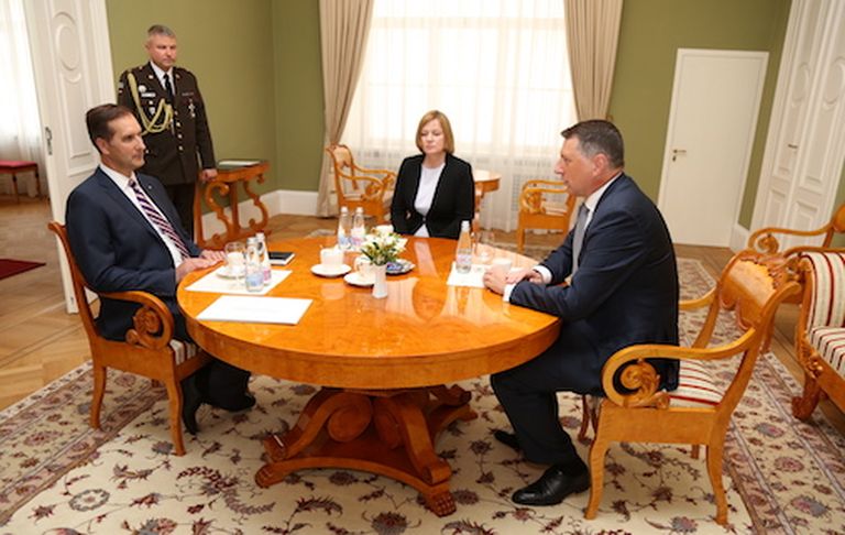 Президент Латвии Раймондс Вейонис вручает верительную грамоту чрезвычайному и полномочному послу ЛР в РФ Марису Риекстиньшу 