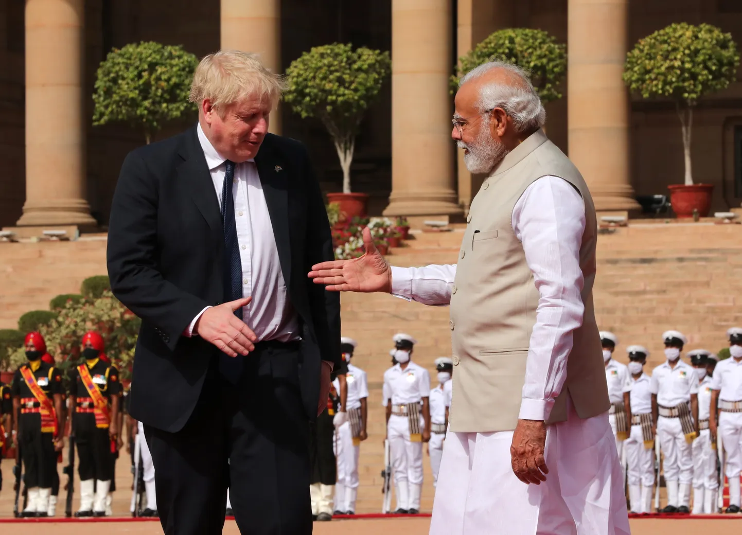 Indias kahepäevasel visiidil viibiv Suurbritannia peaminister Boris Johnson surub oma ametivenna Narendra Modi kätt tseremoniaalsel vastuvõtul presidendi residentsis New Delhis.